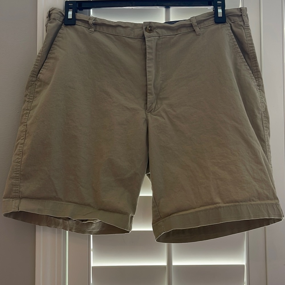 Men’s 38W khaki shorts very good condition cotton and spandex. Lightweight.